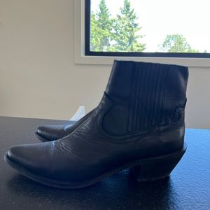 Urban Outfitters western ankle boot • size 10 • black